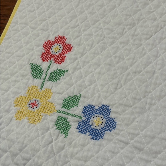 VTG Quilted Baby Crib Blanket Cross-Stitch Bear Balloons 50-60s Style Nursery